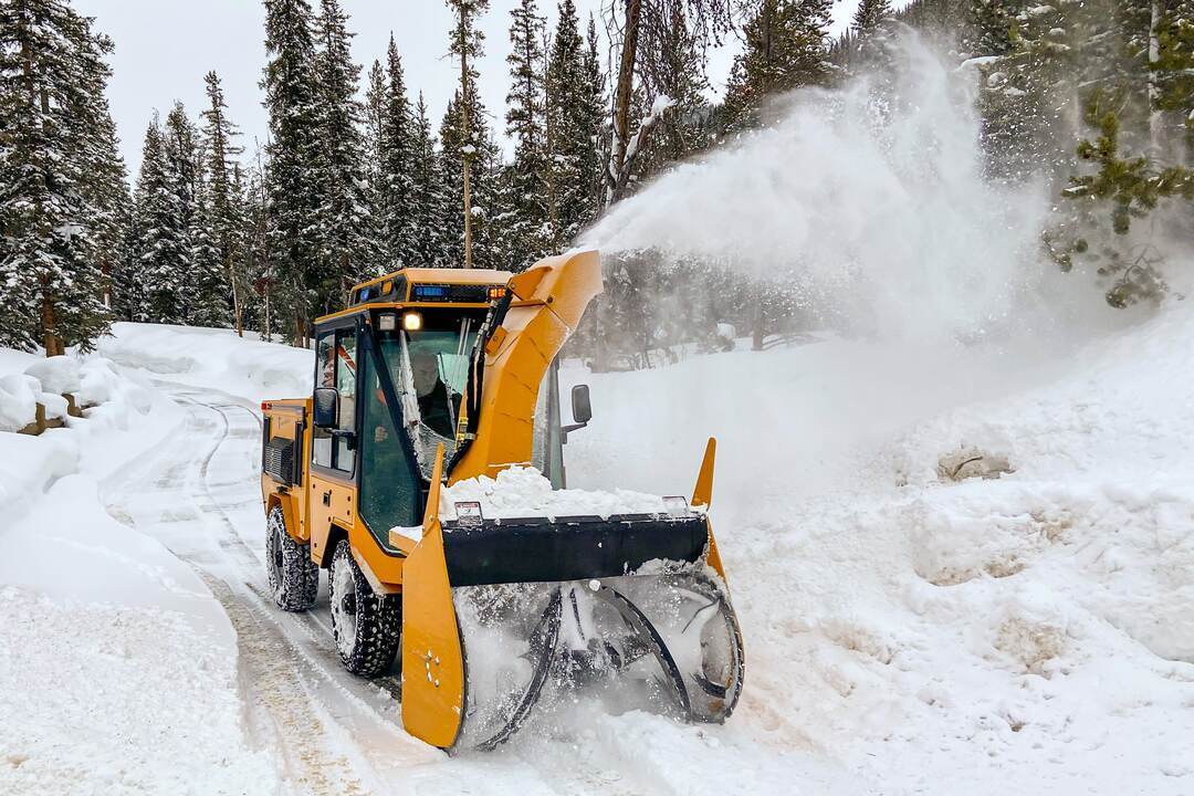 sidewalk-snow-removal-equipment(1) Municipal equipment in the field